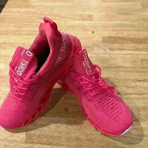 TSIODFO woman’s sneaker NWT